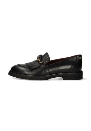Zwarte leren loafers met een decoratieve franjes, metalen hardwareaccent en een lage gestapelde hak met een tekstuurlijke zool.