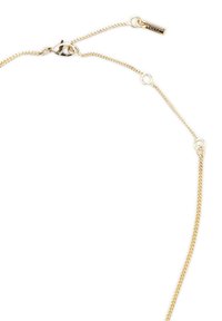 Collier en chaîne en or avec un design entrelacé, doté d'une fermeture à fermoir et d'une petite étiquette. Texture lisse avec une finition brillante.