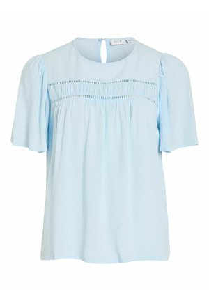 Lyseblå kortærmet bluse med rund halsudskæring, rynket stof, vandret blonde-detalje og nøglehulslukning med knap bagpå.