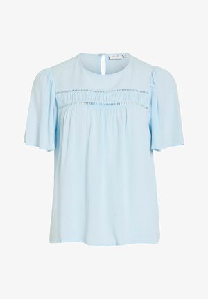 Vaaleansininen lyhythihainen pusero, jossa pyöreä pääntie, kerrostettu kangas, vaakasuora pitsikoriste ja avainreikänapit takana.