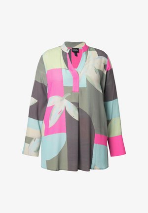 Bluzka z długim rękawem z lekkiego materiału, z mieszanką abstrakcyjnych wzorów w kolorach różowym, zielonym, szarym i niebieskim, z kołnierzem z wycięciem.