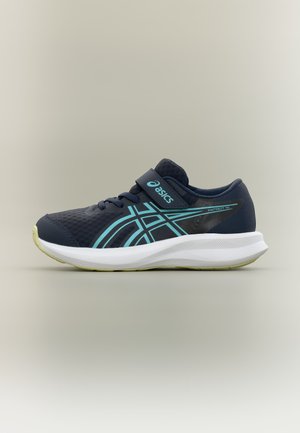 Tmavomodrá bežecká topánka Asics s tyrkysovými pruhmi, bielou podrážkou a suchým zipsom, zobrazená v bočnom profile na neutrálnom pozadí.