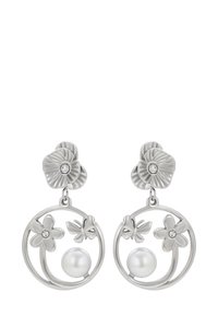 Sidabro gėlėti pakabukai su perlo centru, drugelio detale ir mažais kristalais ant gėlių žiedlapių bei viršutinių kaiščių.