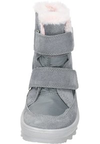 Szare syntetyczne buty z miękkim różowym futerkiem, dwoma paskami na rzepy, wyściełanym kołnierzem i teksturowaną gumową podeszwą.