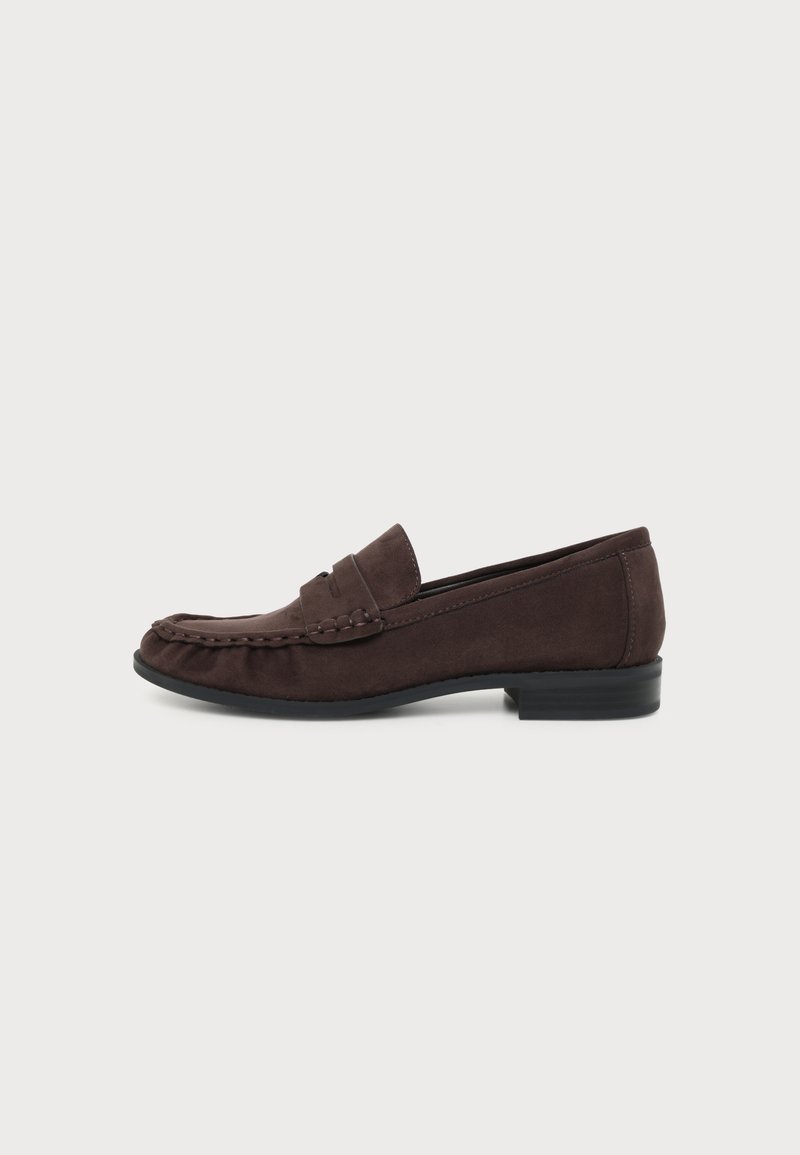 Mocassin en cuir marron foncé avec petit talon noir et coutures de style mocassin sur fond clair uni.