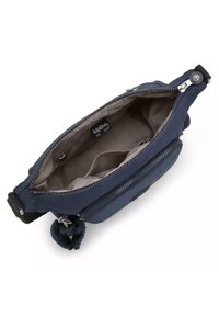 Borsa a spalla in tessuto blu marina con due scomparti con zip, una superficie liscia e un charm pom-pom strutturato. Interno con fodera chiara.