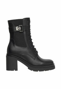 Bottine noire en cuir avec un talon épais, devant à lacets, sangle à boucle sur le côté et semelle texturée pour une traction.