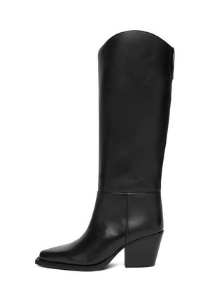Stivale nero in pelle fino al ginocchio con punta a punta, tacco a blocco e cerniera laterale, mostrato di profilo su sfondo bianco.