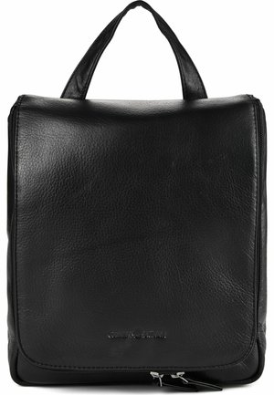 Mochila cuadrada de cuero negro con asa superior, solapa frontal y cierre de cremallera en la parte inferior.