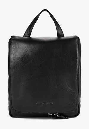 Zaino quadrato in pelle nera con manico superiore, patta frontale e chiusura con cerniera nella parte inferiore.