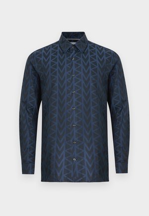 Tummansininen pitkähihainen paita, jossa on geomeetrinen nuolikuvio erilaisissa sinisissä sävyissä, napillinen etuosa ja teräväkaulus.