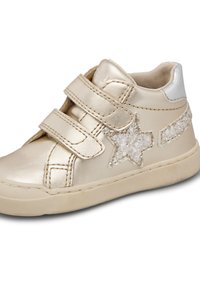 Metalické zlaté vysoké tenisky s dvěma suchými zipy, zdobené třpytivou hvězdou a texturovanou gumovou podrážkou.