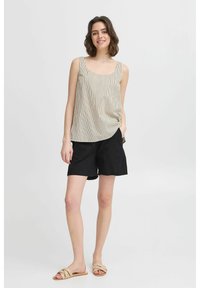 Randig beige linne med rundad halsringning, kombinerat med svarta shorts. Texturen är mjuk och shortsen har en avslappnad passform.