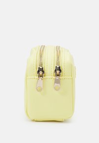 Guess DOUBLE ZIP - Trousse - yellow
