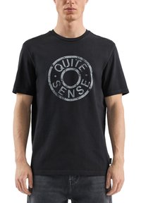 Czarny bawełniany t-shirt z okrągłym nadrukiem z napisem "QUITE SENSE" w postarzałym szarym kolorze. Krótkie rękawy i klasyczny krój z okrągłym dekoltem.