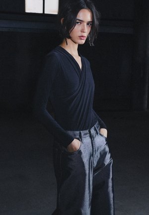 SURPLICE NECKLINE - Longsleeve - black