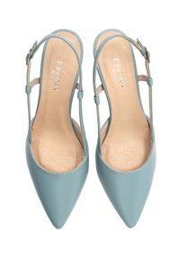 Pantofi slingback cu vârf ascuțit din piele albastru deschis, cu o finisare netedă, dotati cu o curea subțire la gleznă și o branț moale bej.