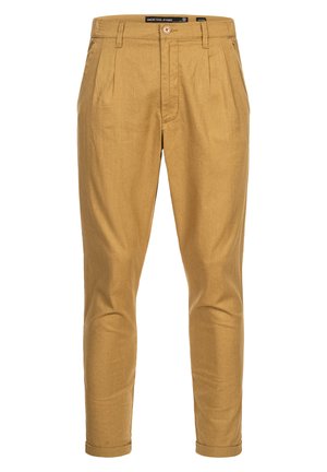 Pantaloni beige su misura con una texture liscia. Presentano pince frontali, una chiusura con bottone e orli arrotolati per un look strutturato.
