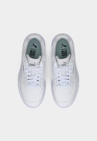 Λευκά δερμάτινα αθλητικά παπούτσια με διάτρητη μύτη, κλείσιμο με κορδόνια και λογότυπα. Εσωτερικές σόλες γαλάζιου χρώματος με κωδικό QR. Εξωτερική σόλα από καουτσούκ.