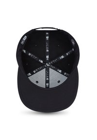 Schwarze Kappe mit flachem Schirm. Mit grauem Innenfutter, Belüftungsöffnungen und Markenschildern. Texturiertes Material und strukturierte Form.