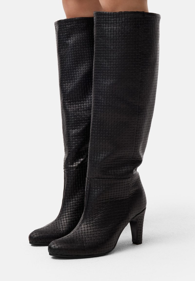 Stivali neri alti fino al ginocchio realizzati in materiale strutturato con un motivo intrecciato, dotati di punta affusolata e tacco alto affusolato.