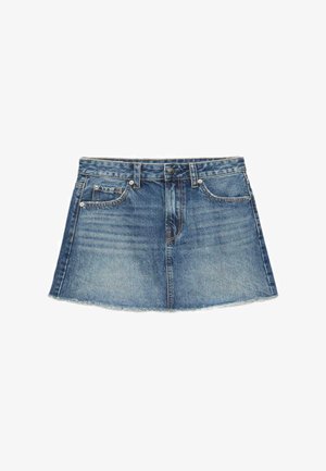 Mini gonna di denim blu con bottoni e cerniera frontali, cinque tasche, passanti per cintura e orlo leggermente sfrangiato.