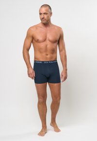 Tengerészkék pamut boxeralsó, elasztikus derékkal, rajta a "U.S. POLO ASSN." logóval. Sima textúra, testre simuló fazon.