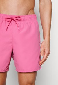 Lacoste Badeshorts - reseda pink/green