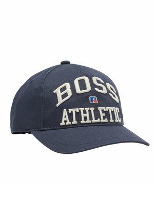 Casquette de baseball bleu marine avec texte brodé blanc "BOSS ATHLETIC" et un petit logo bleu et rouge entre les mots.
