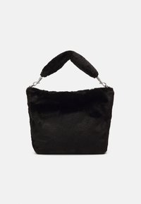 Zwarte handtas van nepbont met een zachte, fluweelachtige textuur, voorzien van een gebogen handvat en zilverkleurige hardware voor bevestiging. Ruim ontwerp.