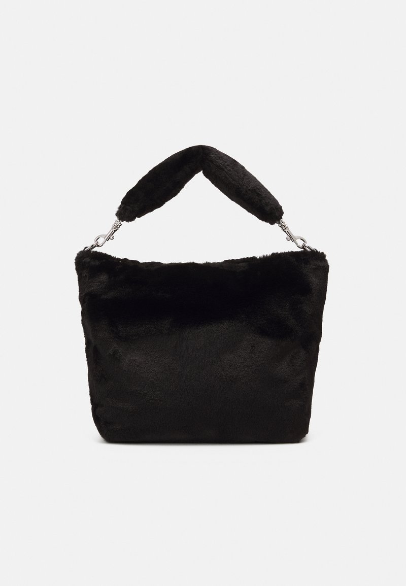Zwarte handtas van nepbont met een zachte, fluweelachtige textuur, voorzien van een gebogen handvat en zilverkleurige hardware voor bevestiging. Ruim ontwerp.