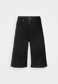 Černé džíny šortky s volným střihem, které mají dvě přední kapsy, detaily prošití a jemné plamenovité vzory po stranách.