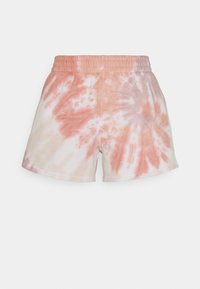 Shorts tie-dye dotés d'un tissu doux, d'une taille élastique et d'un mélange de couleurs pêche, beige et rose clair dans un motif tourbillonnant.