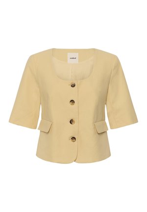 Blazer beige de mujer de manga corta con escote redondo, cuatro botones delanteros y pequeños bolsillos con solapa a cada lado.