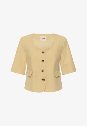 Béžové dámske sako s krátkym rukávom, výstrihom dookola, so štyrmi gombíkmi na prednej strane a malými klopovými vreckami na každej strane.