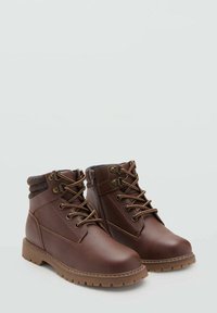 Botas de tobillo de cuero marrón con un collar de tela marrón texturizada, ojales de metal y cordones marrones. Suela resistente para una buena tracción.