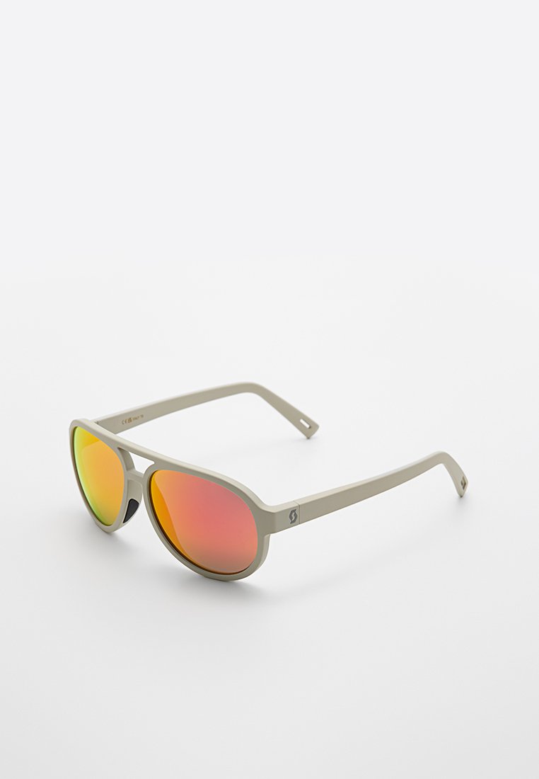 Gafas de sol con un marco gris claro brillante y lentes en degradado de rosa a amarillo. Presentan una forma redondeada y un sutil logo en la varilla.