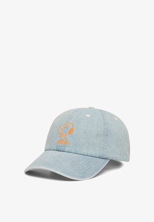 Lichtblauwe denim baseballpet met een oranje geborduurde omtrek van de Snoopy-hond op het voorpaneel.
