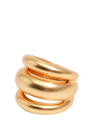 Tres anillos dorados brillantes interconectados que forman un diseño en espiral moderno y robusto.