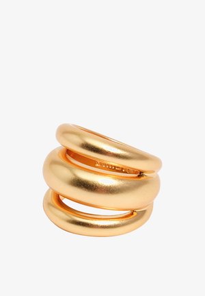 Tri prepojené lesklé zlaté kruhy tvoriace robustný, moderný špirálový dizajn.