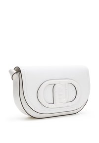 Borsa a tracolla in pelle bianca con pattina curva, rifiniture nere a contrasto, dettaglio del logo in rilievo e una sola tracolla regolabile.