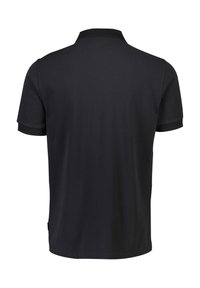 Polo nero con colletto classico, maniche corte e una texture liscia con un dettaglio del tag laterale.