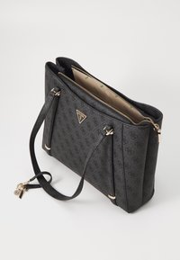 Musta olkalaukku logokuviolla, kultaisilla yksityiskohdilla, kahdella hihnalla, vetoketjulla ja beige sisustus logopainatuksella. Mukana avainranneke.