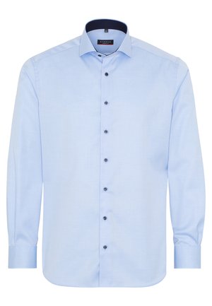 Chemise bleu clair à boutonner avec un col structuré, des manches longues et des boutons foncés. Tissu lisse avec une texture subtile.