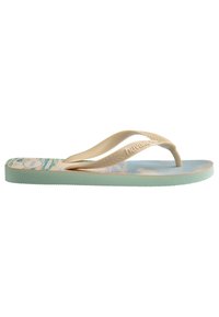 Vaalean beige flip-flop, jossa on teksturoitu hihna, sinivalkoinen kuviollinen pohja ja mintunvihreä pohja. Yksinkertainen ja toiminnallinen muotoilu.
