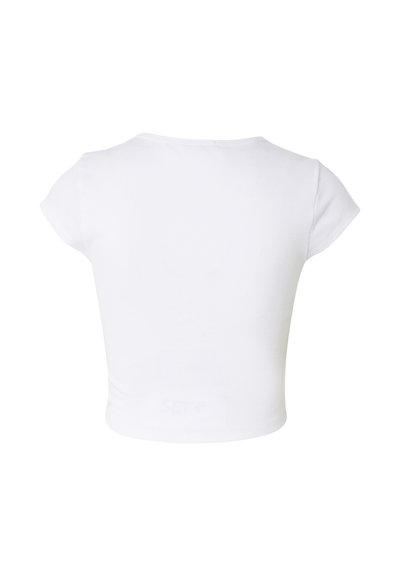 Haut court blanc à manches courtes avec un col rond vu de dos sur un fond blanc uni.
