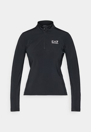Parte superior atlética negra de manga larga con media cremallera y cuello alto. Presenta el logo de EA7 en blanco en la parte superior izquierda del pecho. Tela suave y elástica.