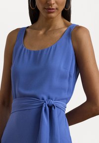Lauren Ralph Lauren BELTED CREPE SLEEVELESS DRESS - Vardagsklänning - soft lazuli