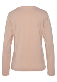 Langärmliges Hemd aus leichtem, rosa Baumwollstoff mit rundem Ausschnitt, glatter Textur und einfachen Nähten, ohne zusätzliche Designelemente.