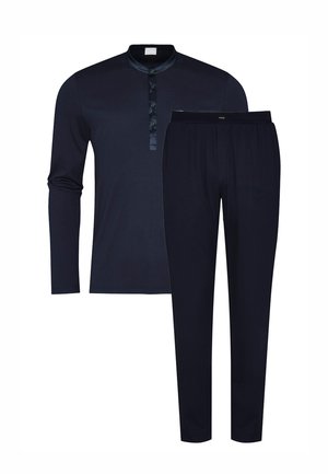 Granatowy, ciemny, długi rękaw koszulka henley z listwą na guziki oraz dopasowane spodnie z elastycznym pasem, pokazane na białym tle.